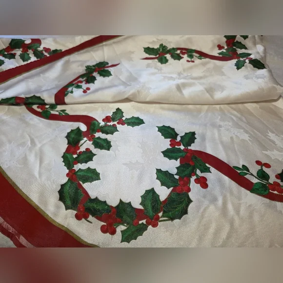 Holiday Round Table Cloth And Napkin Set - Picture 3 of 6